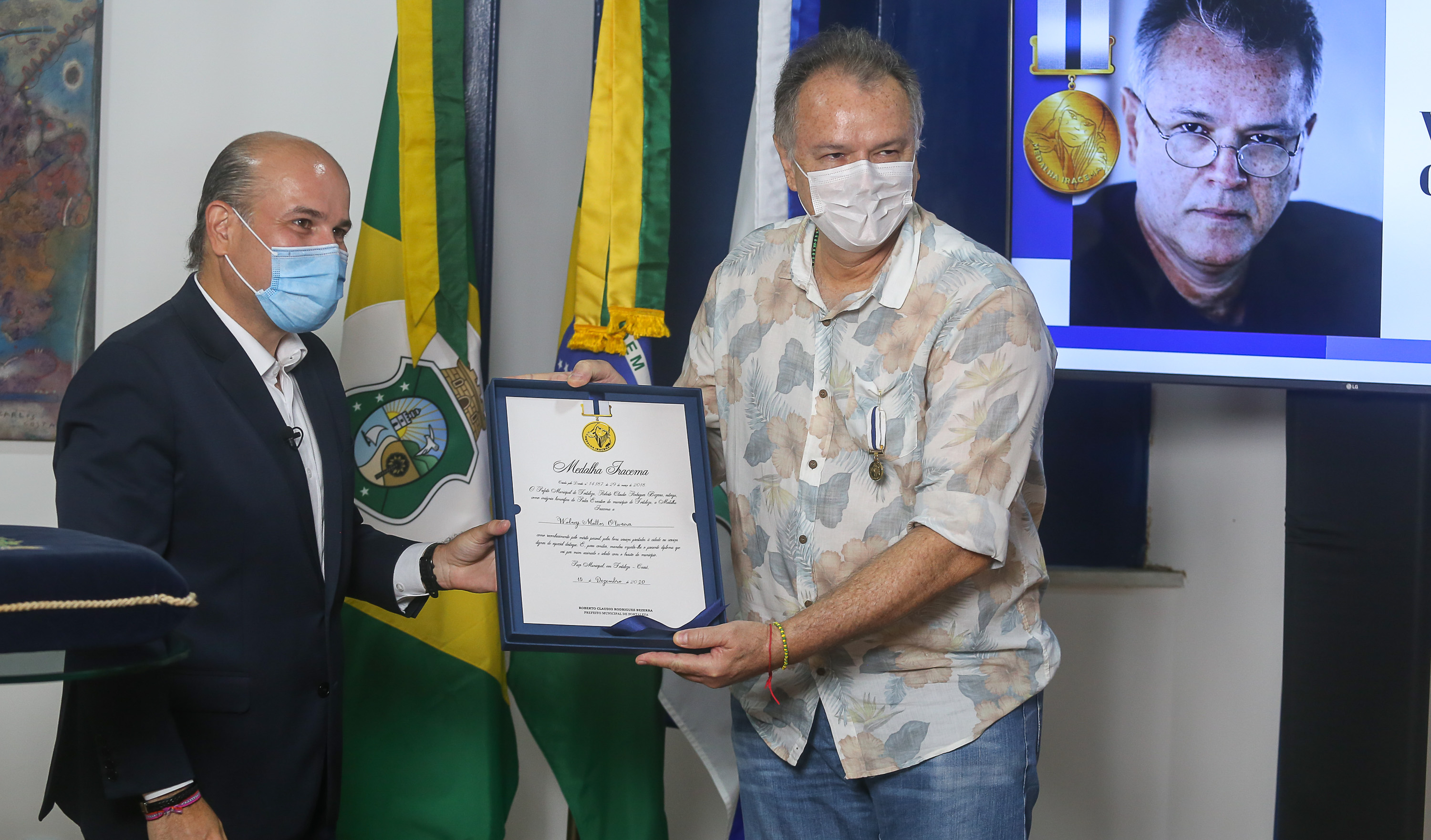 prefeito entregando medalha ao Wolney Oliveira